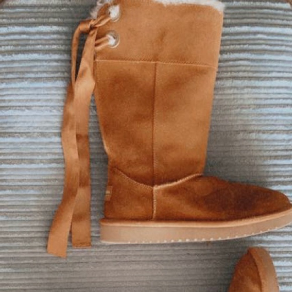 Super cute Koolaburra by UGG size five fur lined brown boots!